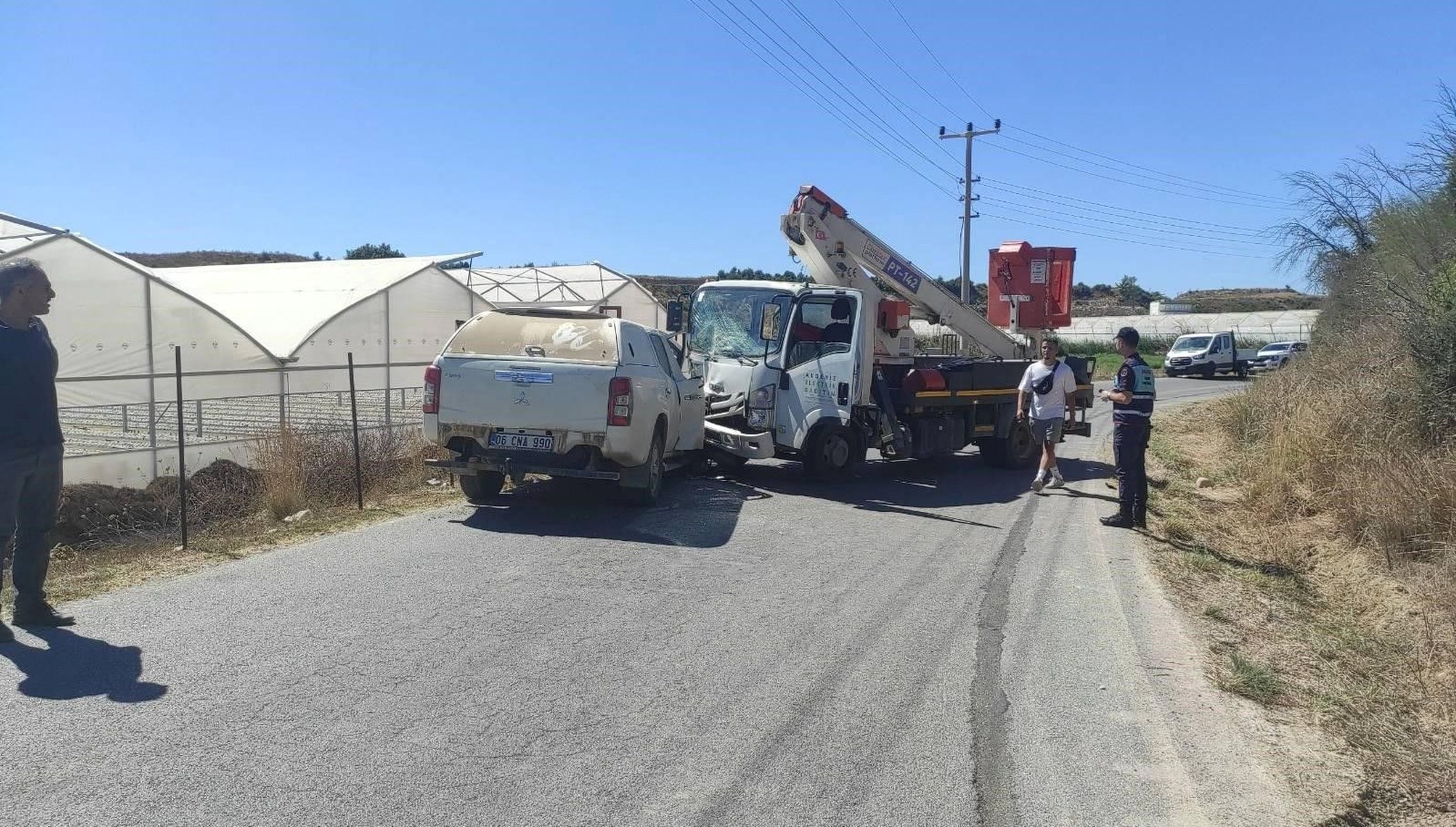 antalyada kamyonla otomobil kafa kafaya carpisti 3 yarali PcAeqMNp