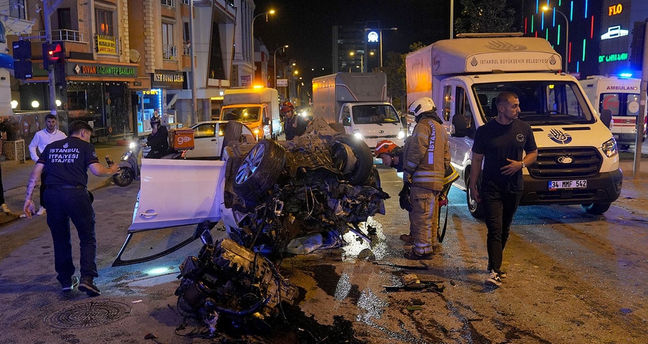 iett otobusuyle carpisan otomobil bu hale geldi W1IQTLQV