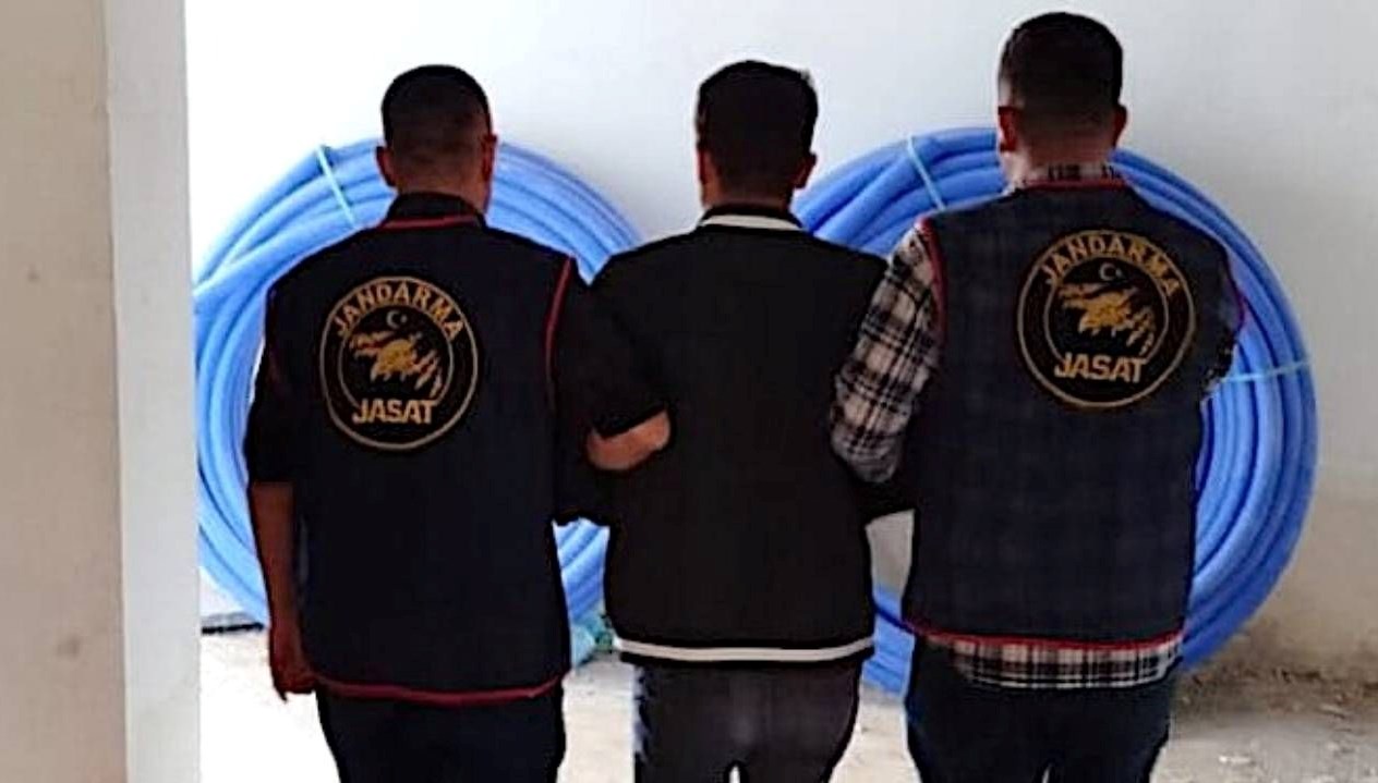 musta kesinlesmis hapis cezasi bulunan 2 hukumlu yakalandi dt2YVemI