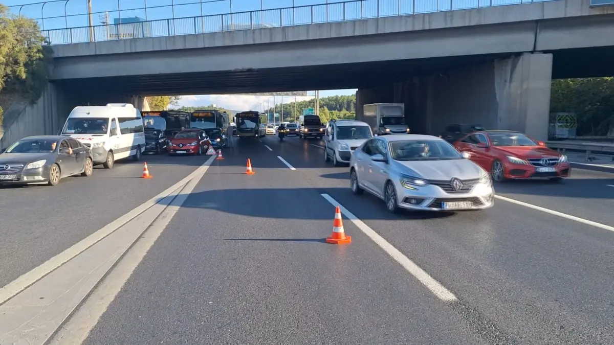 tem otoyolunda kaza afgan sofor yaralandi e2UYppRu