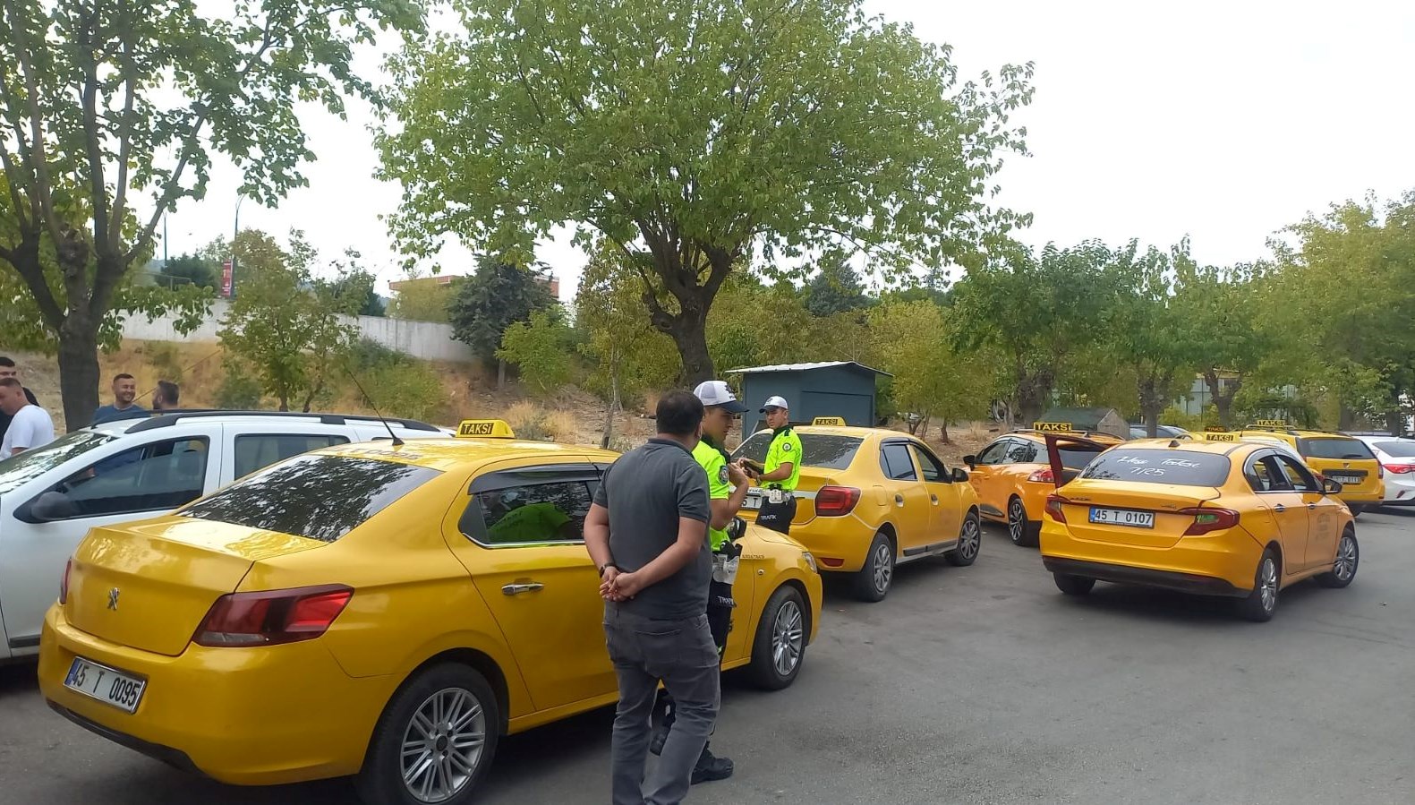 alanyada taksinin carptigi elektrikli bisikletin surucusu oldu ktUwQVng.jpg