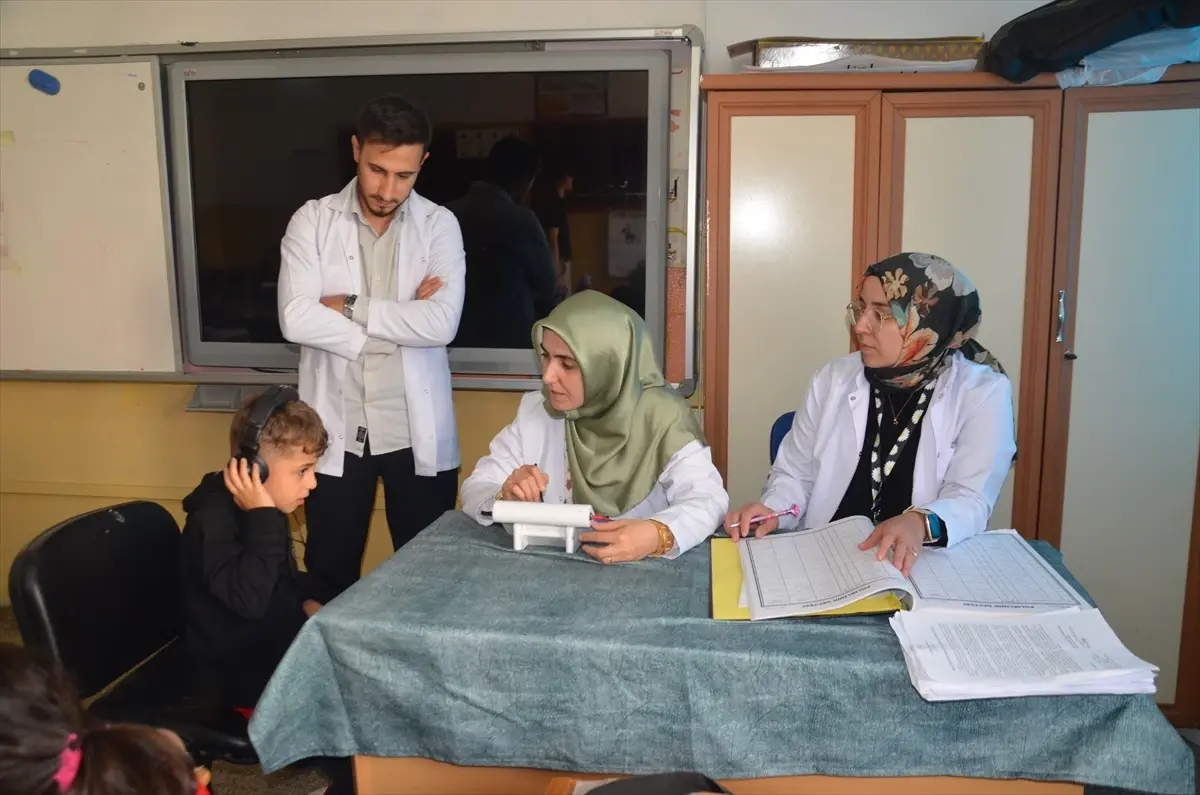 musta ogrencilere isitme testi uygulaniyor qVqhAVhk.jpg