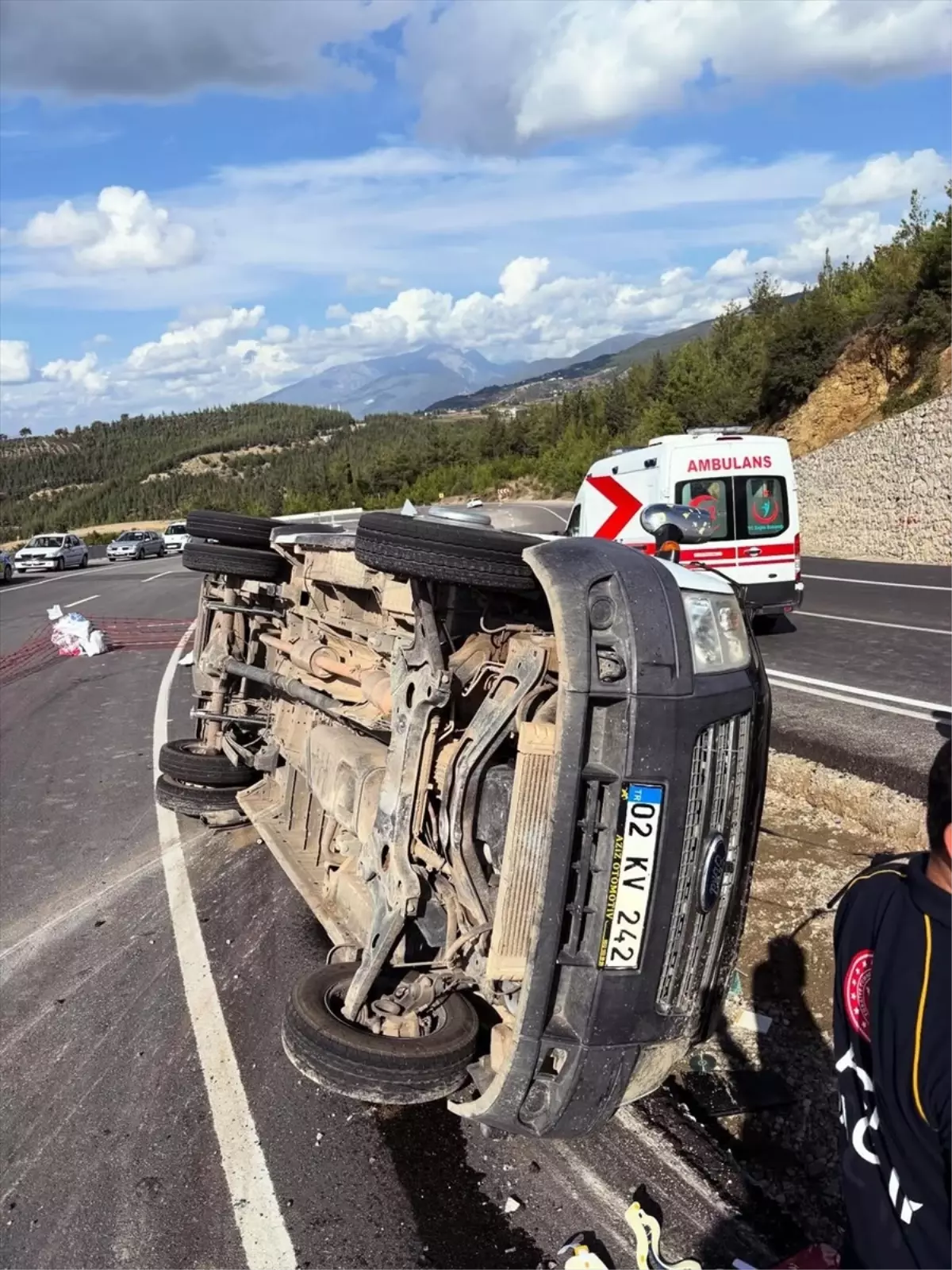 osmaniyede minibus devrildi 13 yarali iLGaklSm.jpg