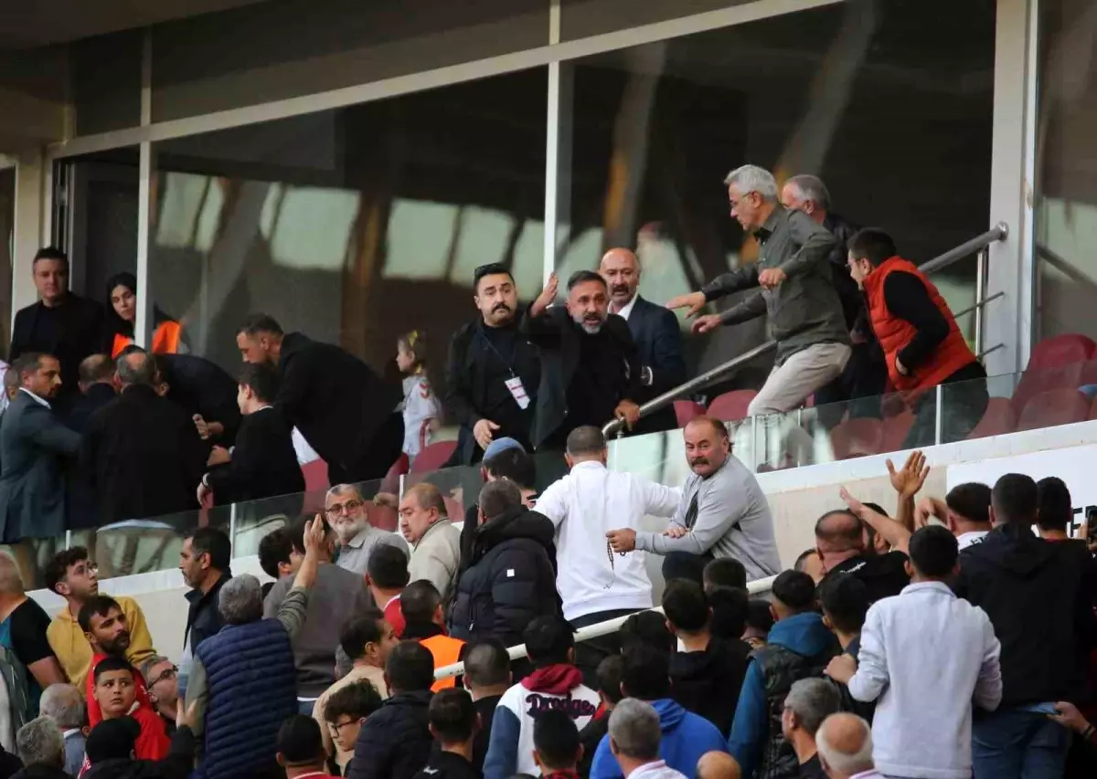 sivasspor baskani gokhan karagol taraftarla tartisti FaR5CWVV