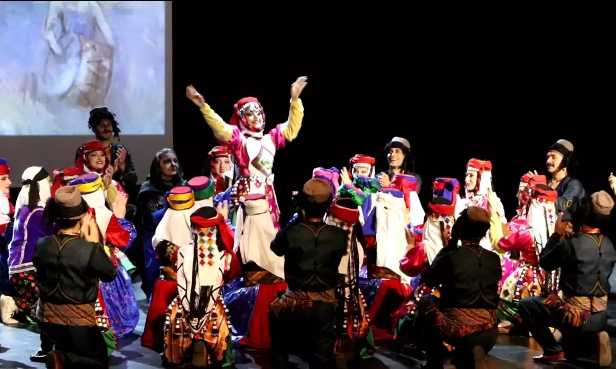 ekin dans toplulugundan geleneksel dans gosterisi ve smali cocuklara destek uV7krmfy.jpg