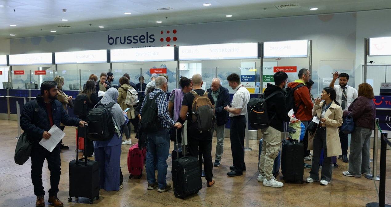 kimligi belirsiz iha hava limanini kapattirdi d3V5sub8.jpg