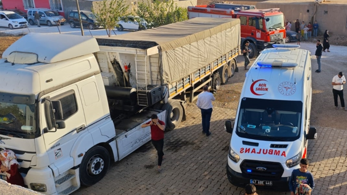 mardinde babasinin kullandigi tirin altinda kalan cocuk can verdi rD1GWmHg.jpg