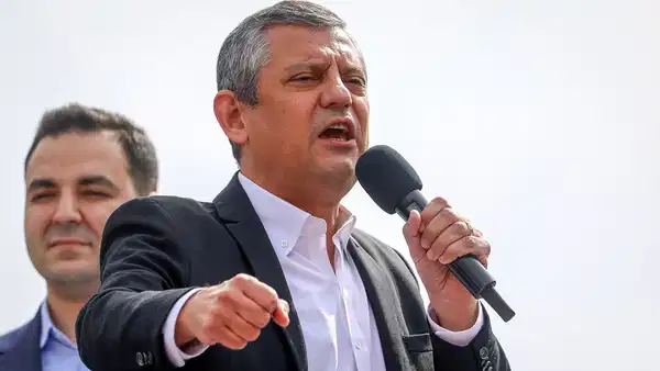 CHP’nin Sakarya’daki 106. Mitinginde Özgür Özel’den Seçim Çağrısı: “Seçim Sandığını Bir An Önce İstiyoruz!”