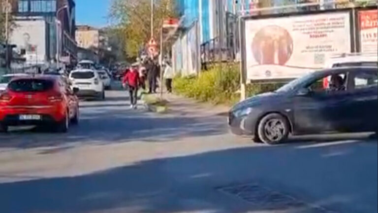 sokak-ortasinda-dehset-surucuyu-darbedip-motosiklete-el-koydular-EC8qshBj