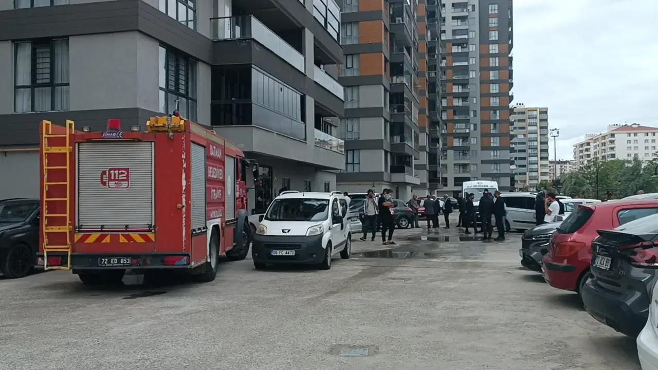 asansorde-mahsur-kalanlari-kurtarmak-isterken-bosluga-dusup-oldu-ph1kj4V9