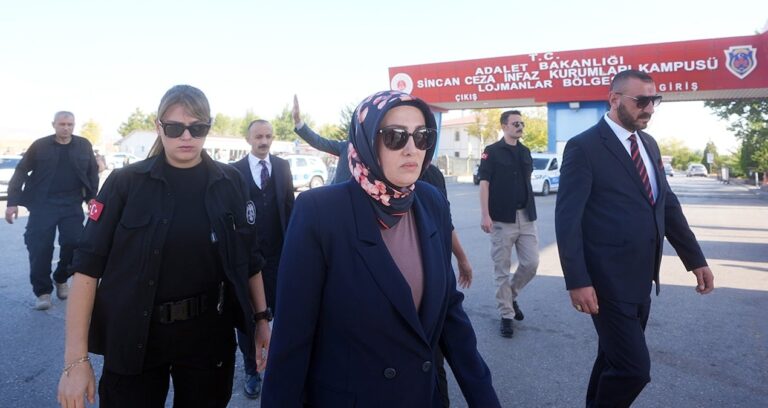 ayse-ates-asil-azmettiriciler-disarida-k8Ig4BPd