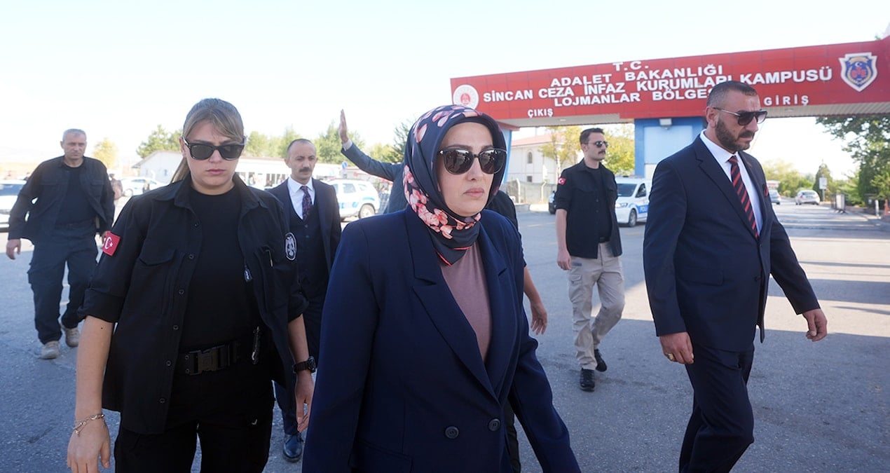 ayse-ates-asil-azmettiriciler-disarida-k8Ig4BPd