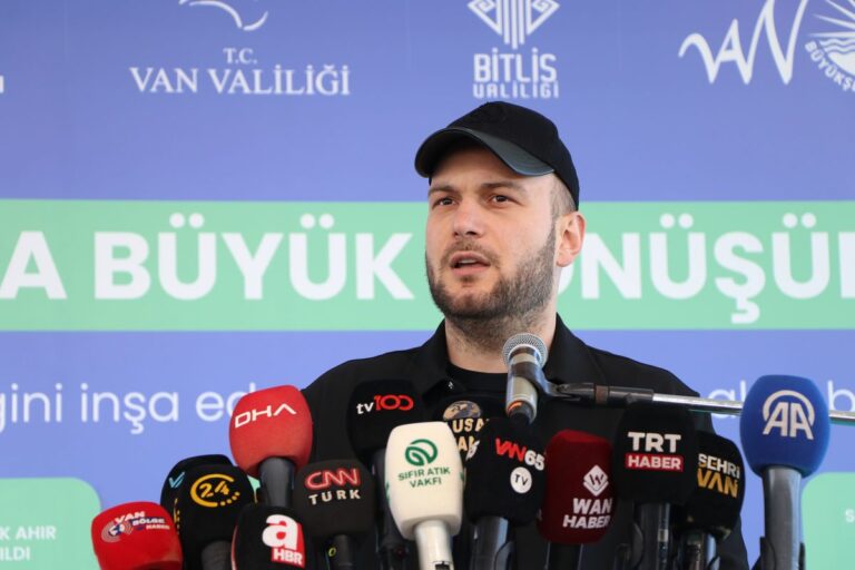 bakan-yardimcisi-demiralp-van-golu-kiyi-seridi-2-milyon-metrekup-balciktan-arindirildi-5ZRdgWAM