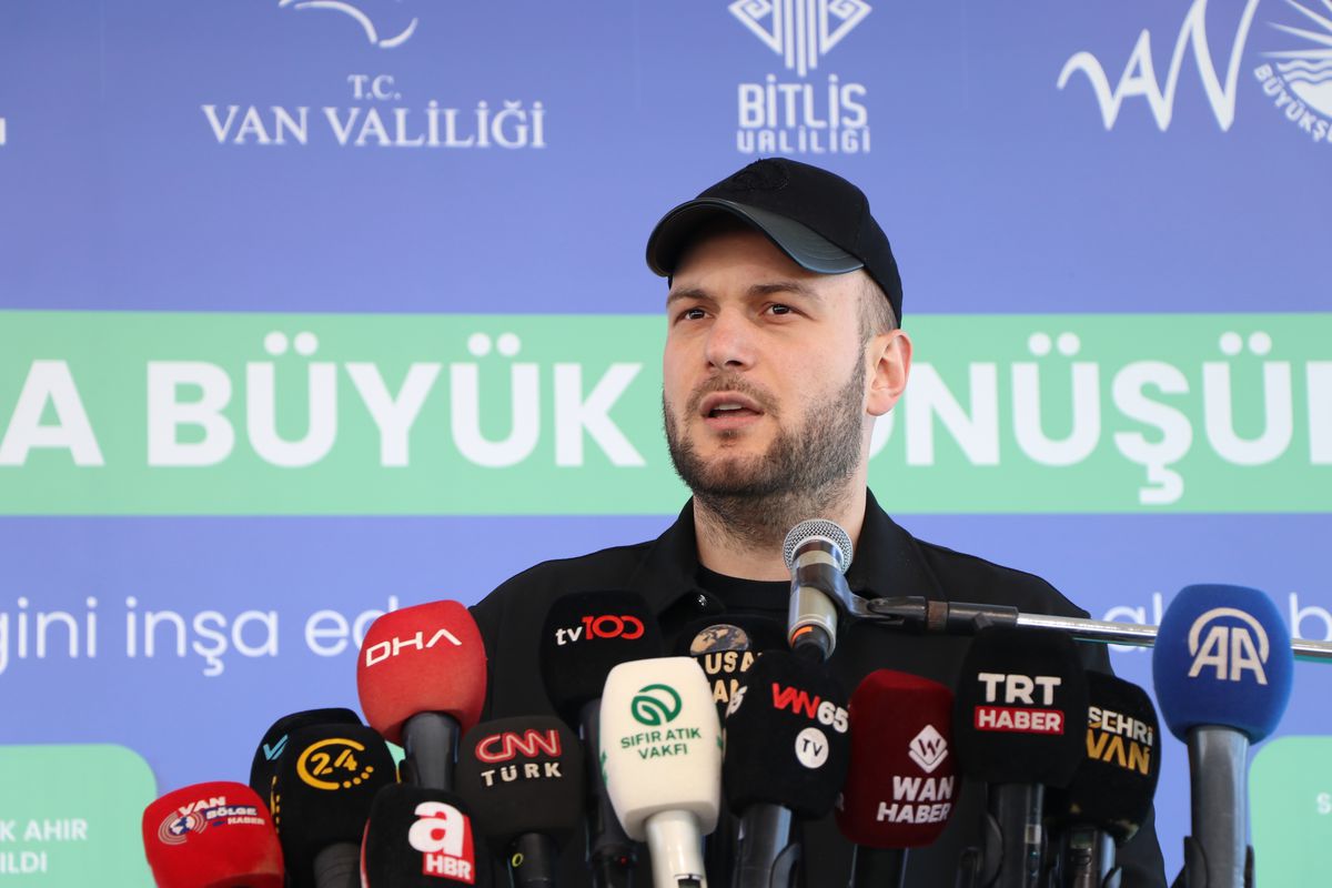 bakan-yardimcisi-demiralp-van-golu-kiyi-seridi-2-milyon-metrekup-balciktan-arindirildi-5ZRdgWAM