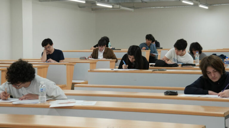 gelecegin-bilim-insanlari-dogus-universitesinde-bulustu-2-fizik-yarismasi-heyecani-qSHDXF3r