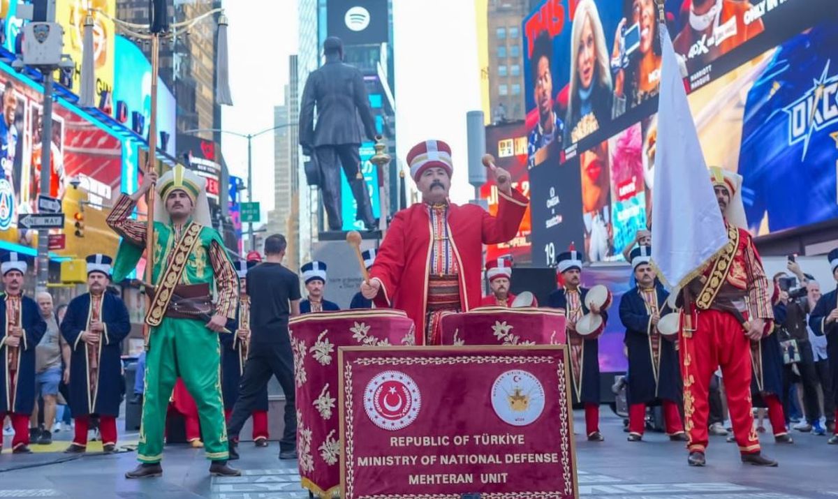 mehteran-birligi-new-york-times-meydaninda-turk-gunu-yuruyusu-kapsaminda-performans-sergiledi-FxqLgVpg