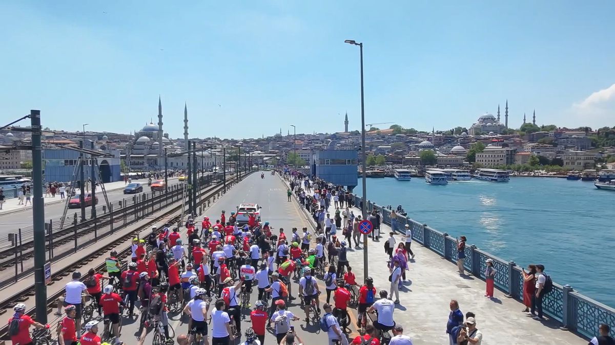 sultanahmetten-dolmabahceye-genclik-atanin-izinde-bisiklet-turu-KV2ccuxe