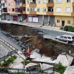 Rizede insaat kazisinda once istinat duvari ardindan yol coktu korkunc goruntuler dukbC2Lq