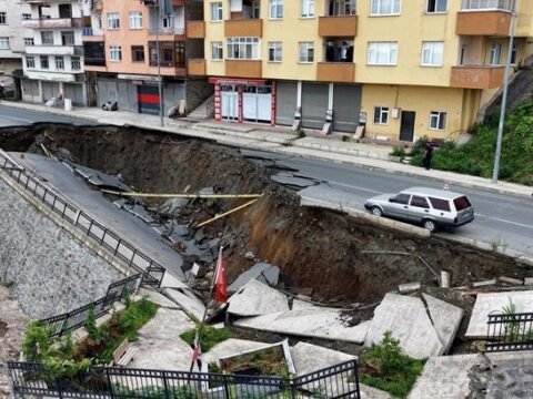 Rizede insaat kazisinda once istinat duvari ardindan yol coktu korkunc goruntuler dukbC2Lq