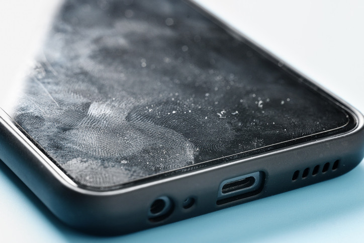 Telefonunuzu tuvalete goturuyorsaniz bir kez daha dusunun ekranlarda bakteri sayisi 65 kat artti NI7bdpKQ